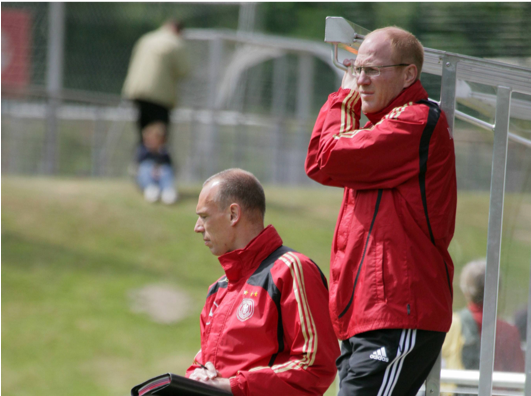 Matthias Sammer und Prof. Dr. Karsten Schumann beim beobachten während einer DFB Maßnahme